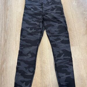 Athleta Women’s Black and Gray Camouflage Leggings